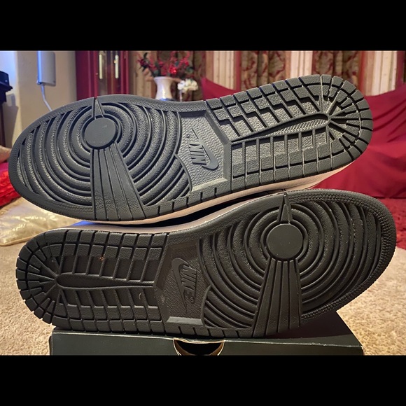 Jordan 1 mids black and red - Picture 6 of 7